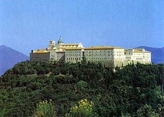 Mosteiro de Monte Cassino na Itália, construído por São Bento de Núrsia